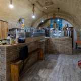 Il padrone di casa ci conduce all�interno, piccolo ma molto accogliente. Una volta bassa in pietra a vista termina con un enorme dipinto di San Nicola...